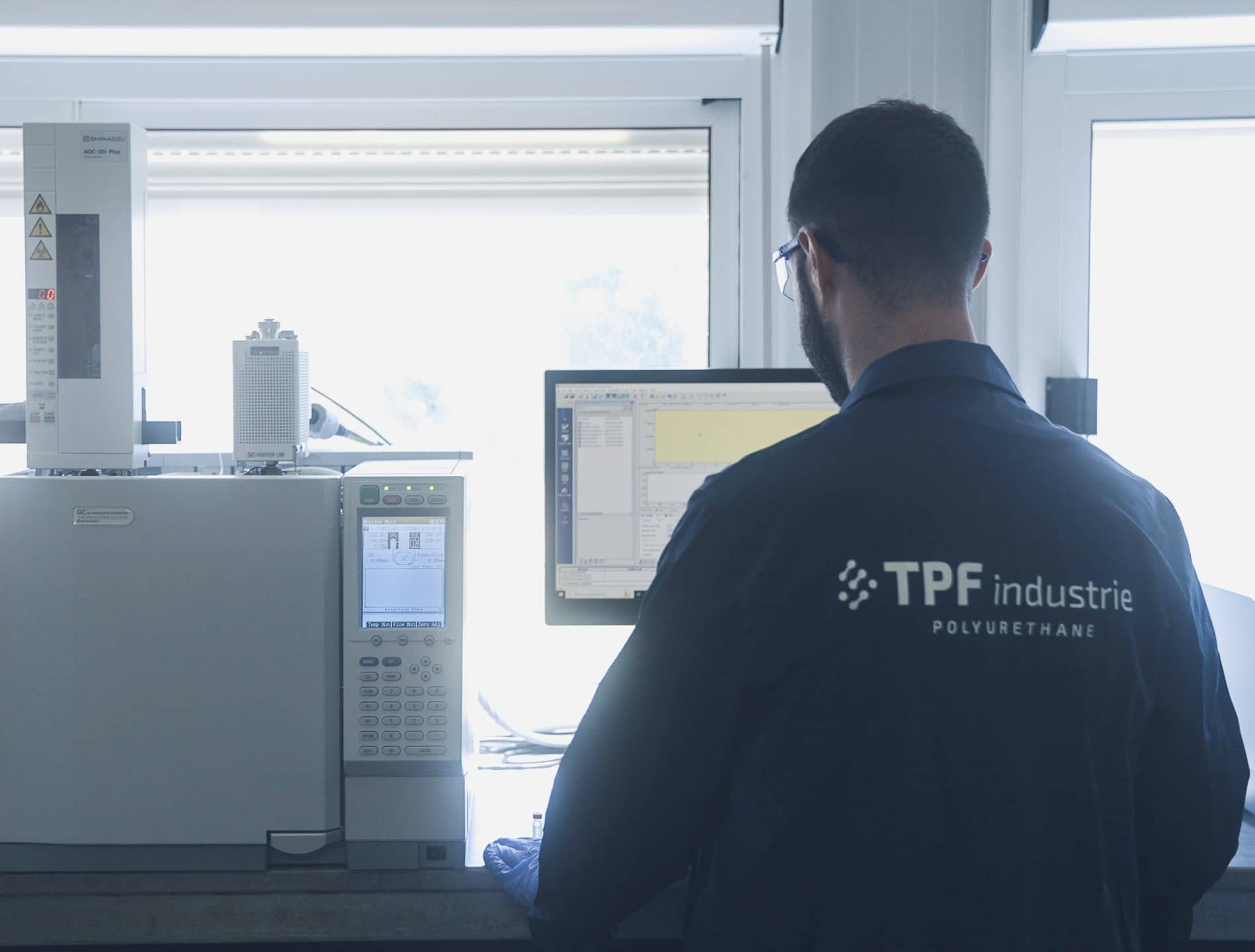 Ingénieur au travail au sein du laboratoire d'essai, département Recherche et Développement de l'usine TPF Industrie
