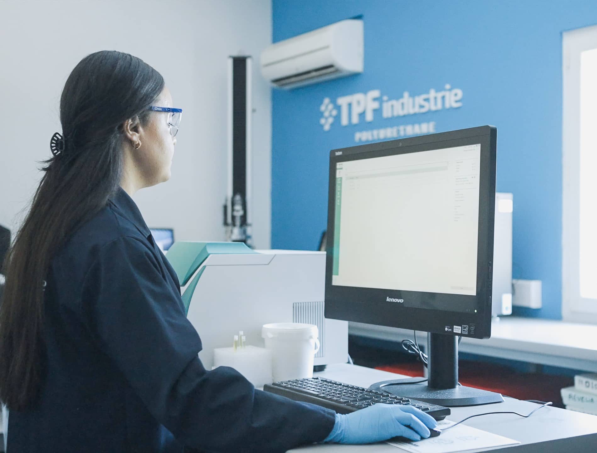 Ingénieure au travail au sein du laboratoire d'essai, département Recherche et Développement de l'usine TPF Industrie